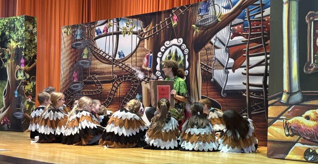 Foto mit Papageno und Papagena sowie den Mitspielkindern auf der Bühne